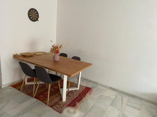 Private Room,living room, Piscine & Parking en cohabitation avec le hôte seulement (Private Room,living room, Piscine & Parking en cohabitation avec le hote seulement) in Nouaceur