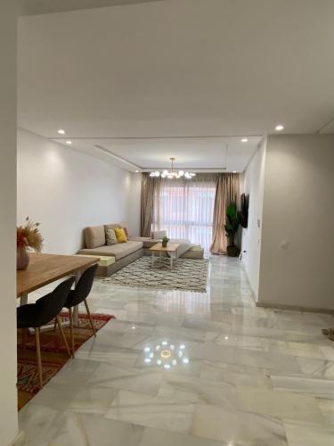 Private Room,living room, Piscine & Parking en cohabitation avec le hôte seulement (Private Room,living room, Piscine & Parking en cohabitation avec le hote seulement) in Nouaceur