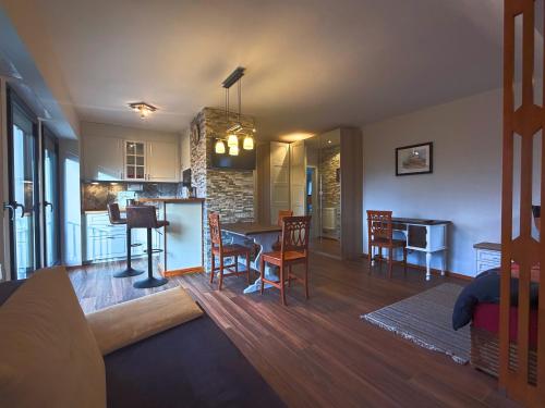 Aufenthaltsraum/TV-Zimmer, Einliegerwohnung in einer Traumvilla in Bergisch Gladbach