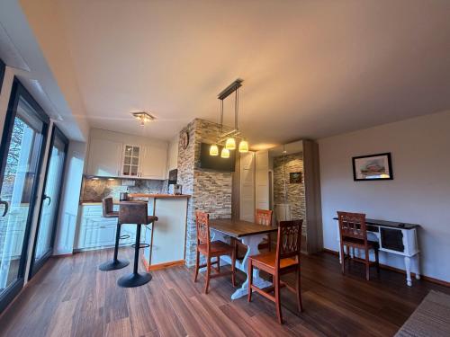 Aufenthaltsraum/TV-Zimmer, Einliegerwohnung in einer Traumvilla in Bergisch Gladbach