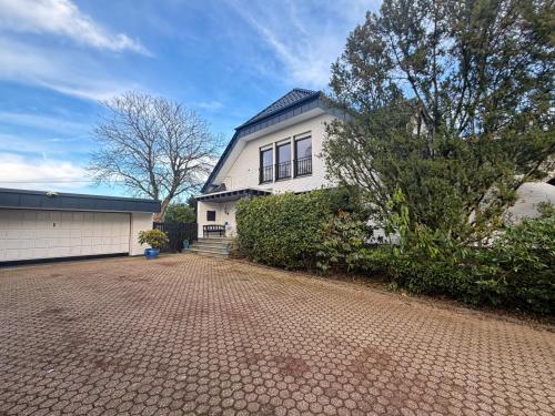 Unterkunft von außen, Einliegerwohnung in einer Traumvilla in Bergisch Gladbach