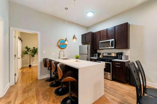 4BR 3BA Pilsen Retreat - 10 Min from Downtown in Lower West Side