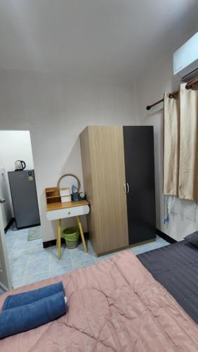 หลังมอ อพาร์ตเมนต์สามสาว in Ongkharak