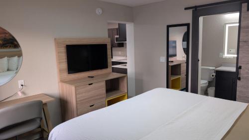 1 king bed, 1 sofa bed