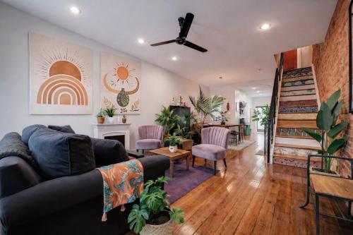 Exterior view of Artsy Hidden Gem -- FREE PARKING