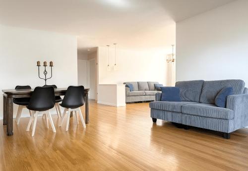 Spacious 2 bedroom home in Niles, Illinois with office, full kitchen and 2 baths in Niles, USA
