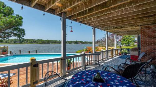 Spacious home with heated pool, dock access, and scenic views in Ocean Pines (MD)
