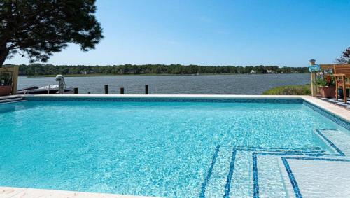 Spacious home with heated pool, dock access, and scenic views in Ocean Pines (MD)