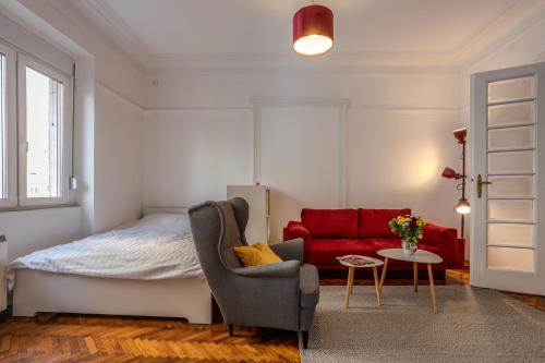 Elegant Chique & Spacious Boho Loft - image 3