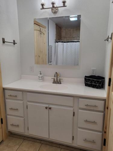 Casa de banho, Quiet Cozy Cabin with essentials Minutes to Lake Fork in Mineola (TX)