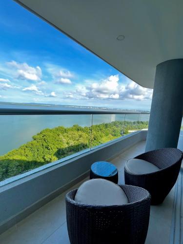 14th Floor Luxury 2BR-Jacuzzi Balcony-Near Airport