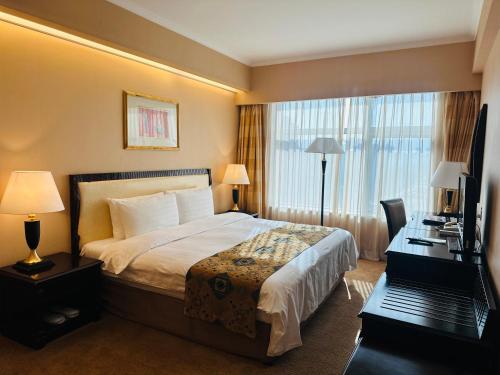 1 queen bed, 1 twin bed