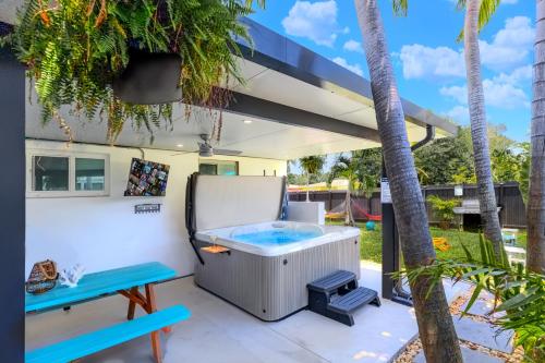 2BR, Families, Pets, Medical Stays, Hot Tub in Coral Terrace