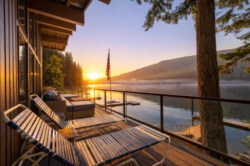 All About the Lake by NW Comfy Cabins - Chiwawa River, WA