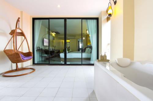 Suite, spa bathtub