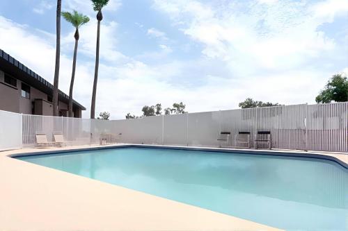 Svømmebasseng, Rodeway Inn & Suites Chandler - Phoenix South I-10 in Chandler