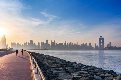 Cozy Studio in Marina View Tower with Balcony, Dubaï