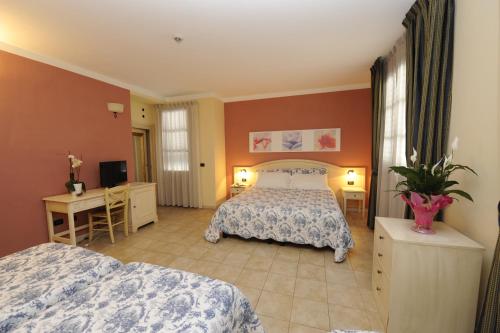 1 queen bed, 1 twin bed