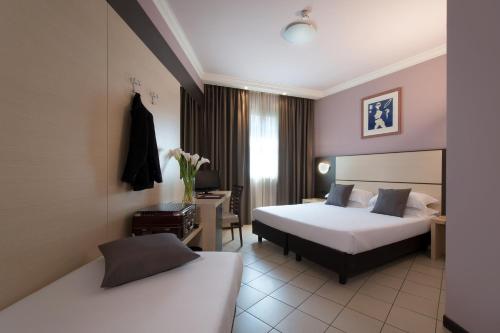 CDH Hotel La Spezia CDH Hotel La Spezia is conveniently located in the popular La Spezia City Centre area. The property has everything you need for a comfortable stay. Service-minded staff will welcome and guide you at C