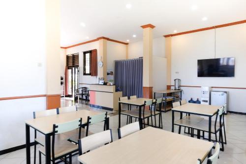 Restoran, RedDoorz near BNS 2 near Batu Night Spectacular (BNS)