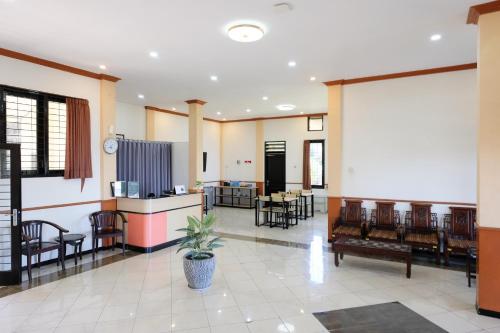 Lobi, RedDoorz near BNS 2 near Batu Night Spectacular (BNS)