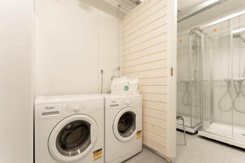 Dusche, Forenom Hostel Ylläs (Forenom Hostel Yllas) in Akaslompolo