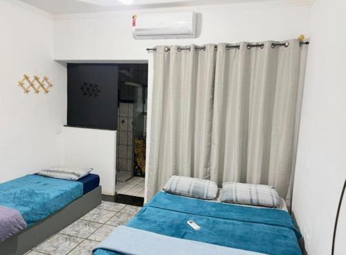 1 queen bed, 1 twin bed