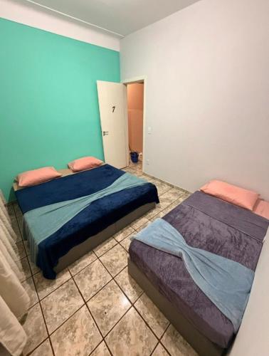 1 king bed, 1 twin bed
