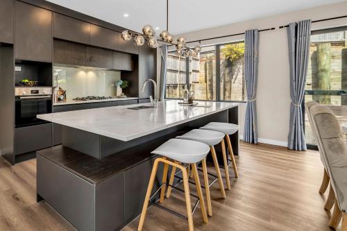 Alluvial New Build - Huge Backyard & Deck, 6 Baths – khách sạn tại Flat Bush