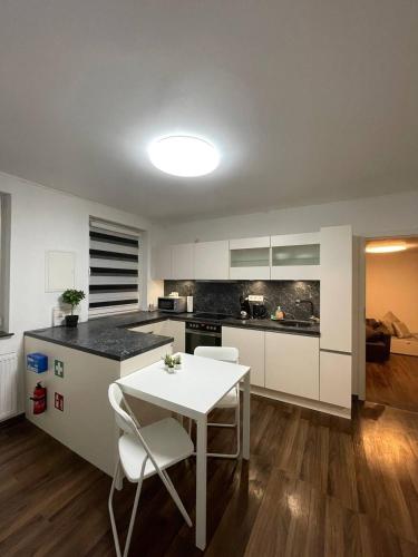 Konyha, 3 Wohnungen in einem Haus, ideal bis 14 Personen in Andernach