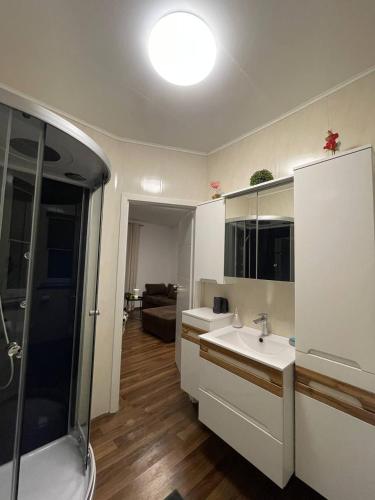 Zuhanyzó, 3 Wohnungen in einem Haus, ideal bis 14 Personen in Andernach