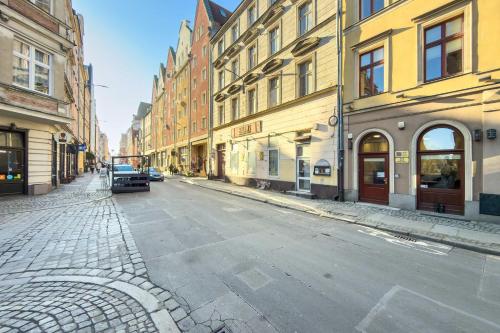 Atmospheric 2-Bedroom Apartment Near the Market Square by Noclegi Renters - image 3