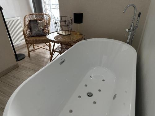 Whirlpool, Apartamenty z wanna z hydromasazem na wylacznosc lub Pokoje z prysznicem 2 osobowe i 4 osobowe Zakop in Guty