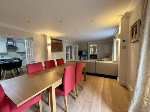 Facilities, Ascot Spacious 4 Bedroom Home with Driveway in Ascot