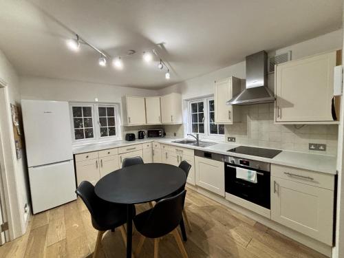 Kitchen, Ascot Spacious 4 Bedroom Home with Driveway in Ascot