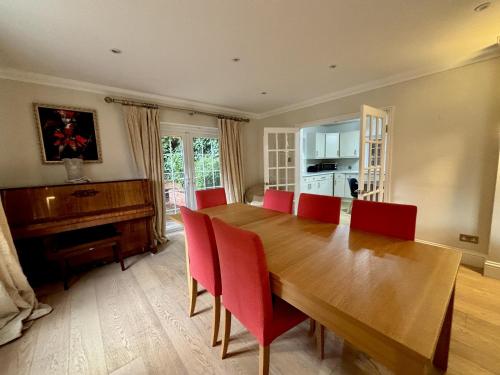 Facilities, Ascot Spacious 4 Bedroom Home with Driveway in Ascot