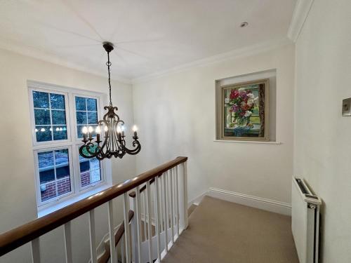 Ascot Spacious 4 Bedroom Home with Driveway in Ascot