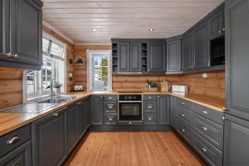 keuken, Exclusive family cabin in Hafjell ski-in-ski-out in Oyer