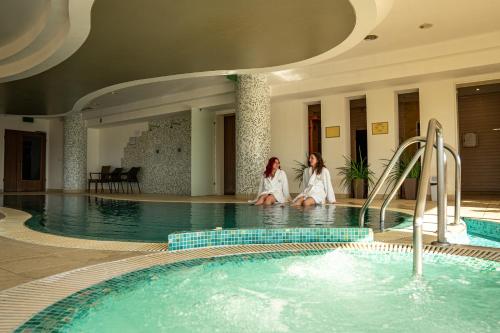 Hot tub, Szepia Bio and Art Hotel in Zsambek