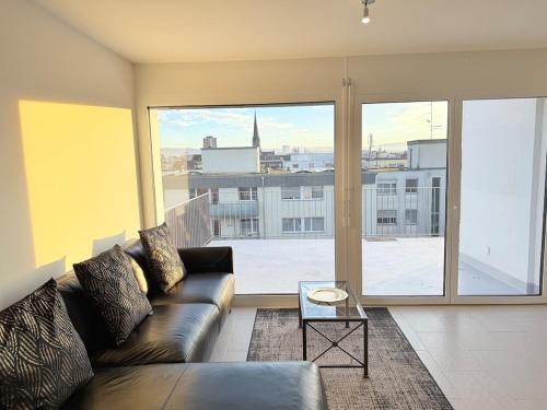BASELiving 3BR Penthouse - Skyline View - Private Lift - Free Baselcard in Basel, Schweiz