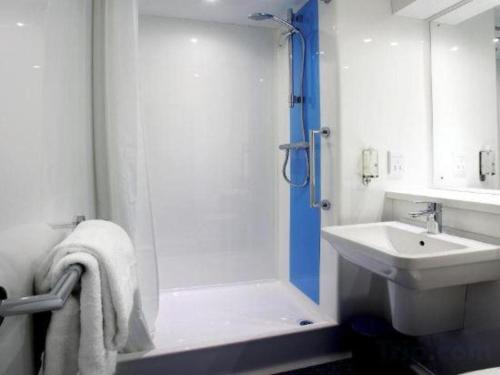 Travelodge Birmingham Central Broadway Plaza - image 3