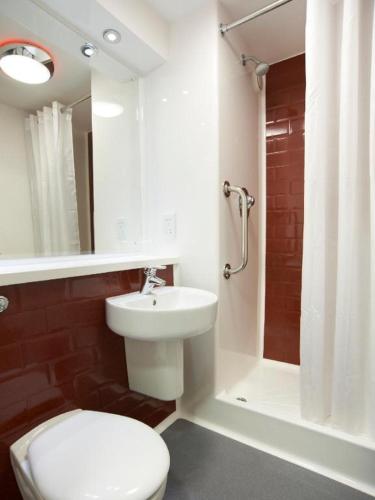 Travelodge Farnborough Central - image 2