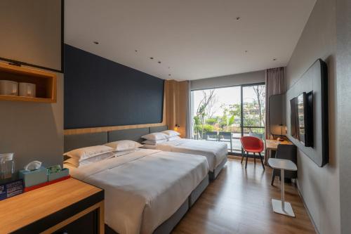 1 King 1 Queen Standard Garden View