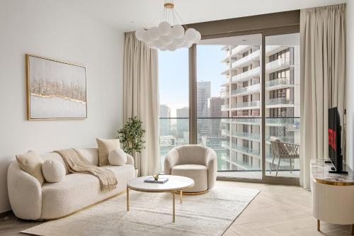VayK - Luxury 1 BD with Panoramic Canal Views - main image