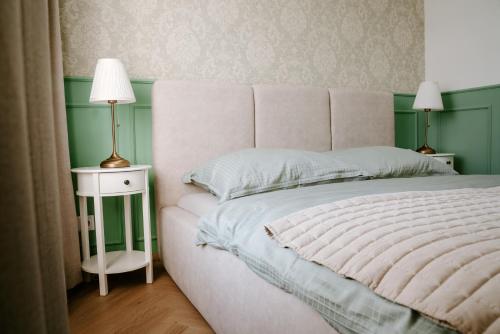 1 queen bed, 1 sofa bed