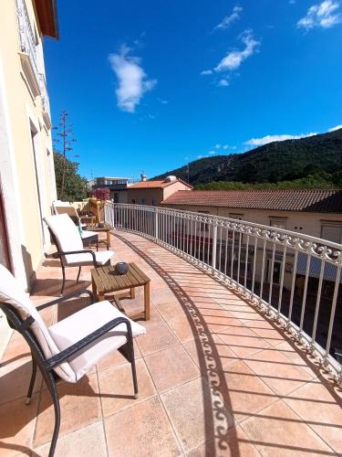 Apt 8, 2ème étage, charmant studio climatisé, tout confort avec terrasse ensoleillée plein sud