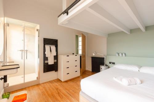 MISVA KEYWEEK Architect-designed flat in Biarritz with garden - image 2