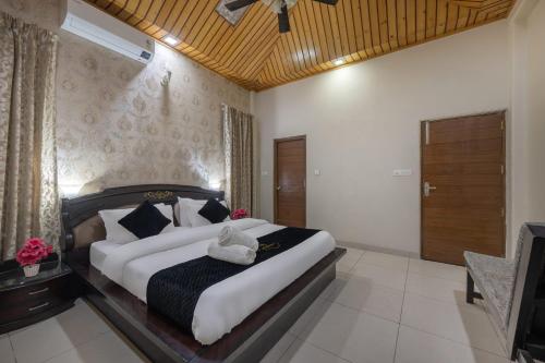 The Rajmahal Retreat I Jacuzzi I Vacations l Pet friendly & 3 Bedroom Villa I Family Events I Sky Bonfire I Kasauli By Exotic Stays - image 3