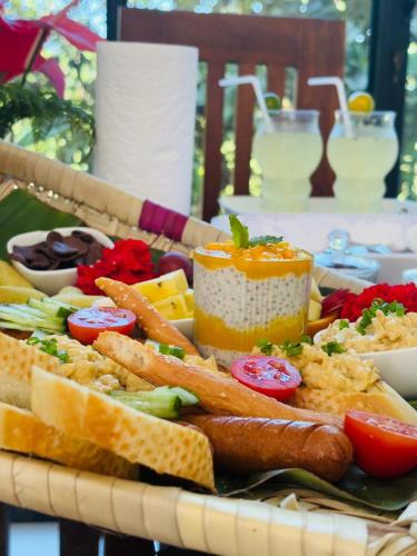 Toit ja joogid, Meadow View Inn in Marawila