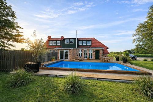 Ferienhaus 'Huus ant Diek mit Pool' – khách sạn tại Lintelermarsch